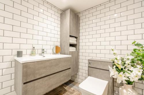 ウィットビーにあるThe Admirals Room - Whitbyの洗面台とトイレ付きのバスルーム