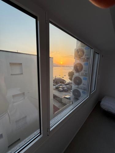 - une fenêtre dans une chambre avec vue sur l'océan dans l'établissement Dashaj Rooms 302, à Ksamil