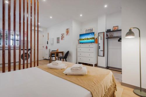 Moderno estudio al lado de estacion de tren