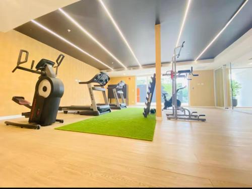 a gym with treadmills and exercise equipment in a room at Luxury apartment 10 min to Airport Be Cariari Condo #402 in La Asunción