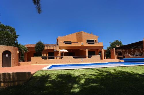 a house with a swimming pool in the yard at Casa Monte Novo in Lagoa