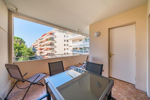Studio rénové avec grande terrasse - Climatisation - Aperçu mer