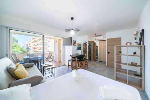 Studio rénové avec grande terrasse - Climatisation - Aperçu mer
