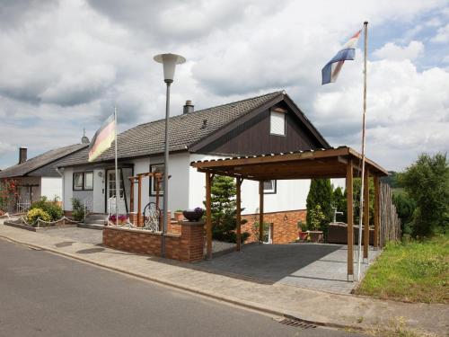 a house with two flags in front of it at Malerisches Ferienhaus in Reil in Reil