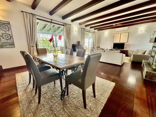 Una sala de estar con una mesa y sillas de madera. en Profithome - La Palma Sunset Villa, en Puntallana