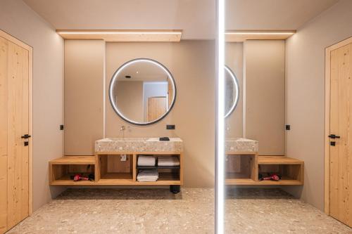 a bathroom with a sink and a mirror at Munt Dolomiti Farm in Plancios