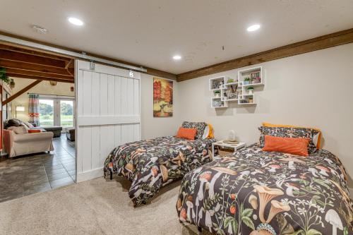 Ένα ή περισσότερα κρεβάτια σε δωμάτιο στο Private Ponds and Trails Hillsboro Nature Retreat!