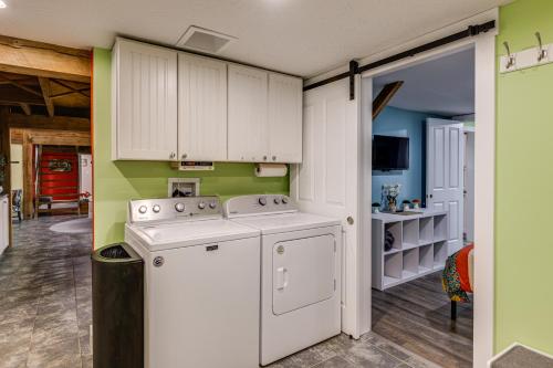 Η κουζίνα ή μικρή κουζίνα στο Private Ponds and Trails Hillsboro Nature Retreat!