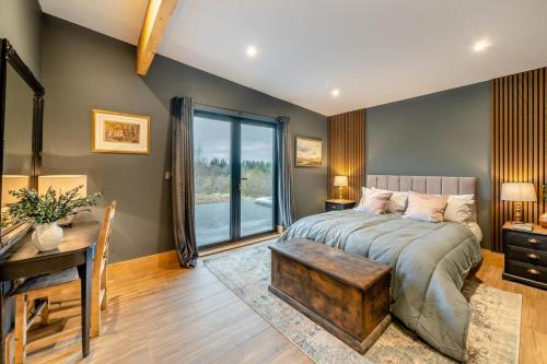 Giường trong phòng chung tại Fox Cottage