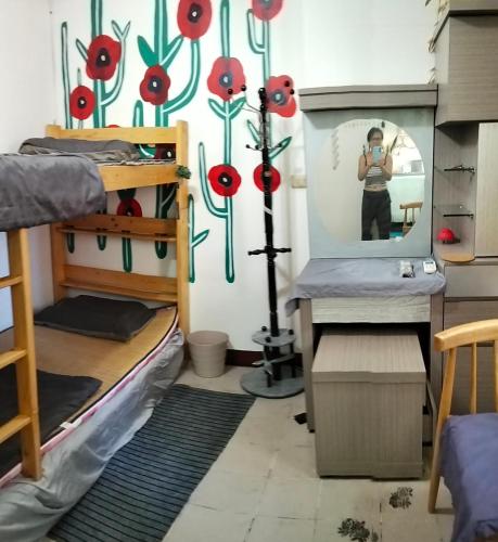 a room with two bunk beds and a mirror at 雅斤-淡水 in Lun-ting