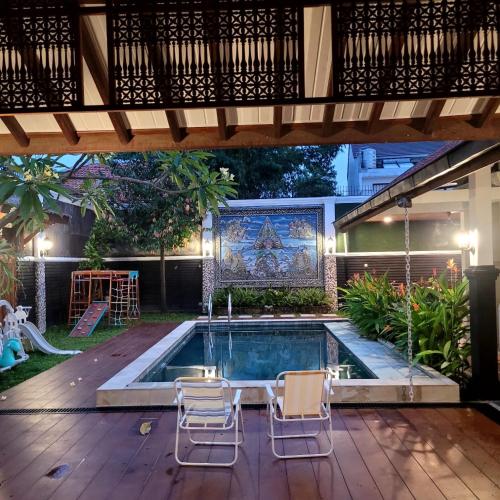 Πισίνα στο ή κοντά στο Ndalem Srigading Villa Solo