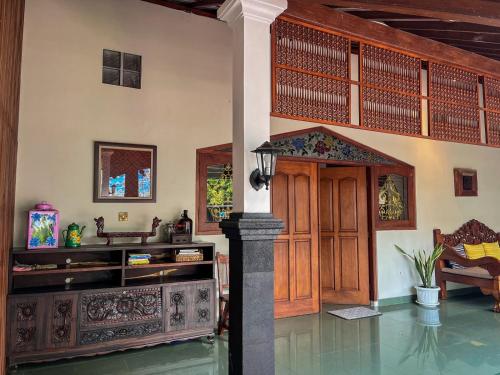 Χώρος καθιστικού στο Ndalem Srigading Villa Solo