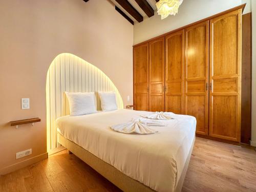 Ένα ή περισσότερα κρεβάτια σε δωμάτιο στο VitraNova – Face à la cathédrale de Chartres