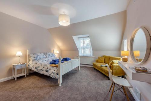 Una cama o camas en una habitación de Seabreeze - Bexhill on Sea