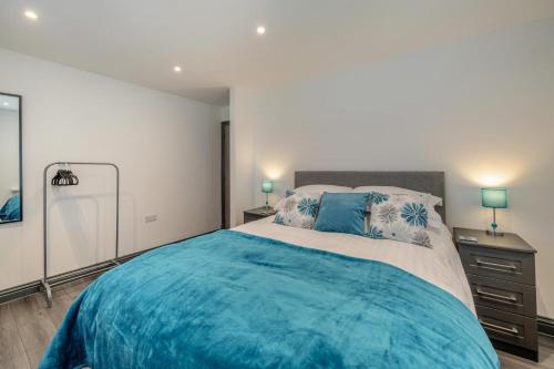 a bedroom with a large bed and two lamps at Orchard House - Cockermouth in Embleton