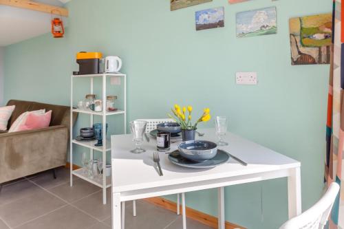 Postel nebo postele na pokoji v ubytování Cuddfan Bach