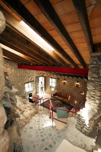 a room with a stone wall and a table and chairs at Armadillo Mágico in Armadillo