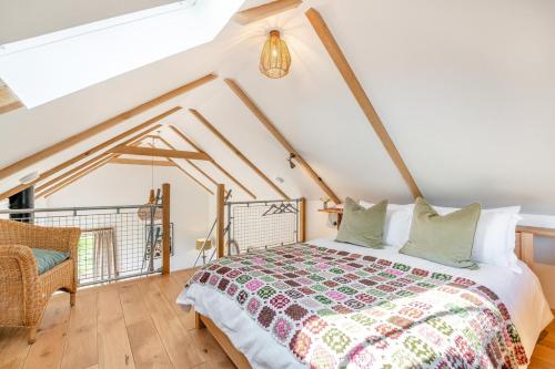 een slaapkamer met een bed en een stoel bij Great Knights Cottage in Westfield