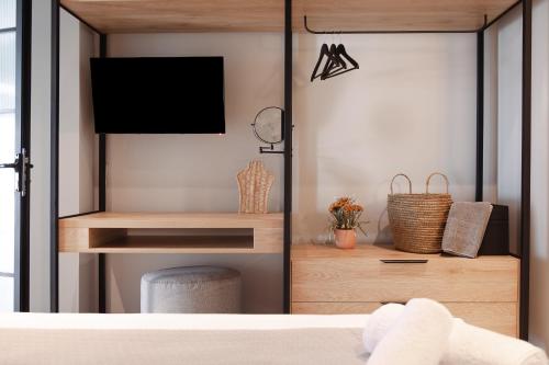 Televisyen dan/atau pusat hiburan di Orama Luxury Suite 3 Bedrooms with Private Pool