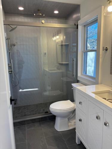 un bagno con doccia, WC e lavandino di Bright, Stylish 2BR, 2 Bath Near Beach with Outdoor Shower a Belmar