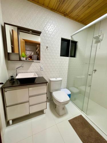 a bathroom with a toilet and a sink and a shower at Rancho Áustria - Hospedagem Exclusiva in Treze Tílias