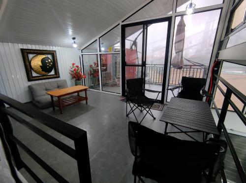 Un balcón o terraza de Cozy 2 rooms, 2 bathrooms, Loft, Balcony with Free Parking
