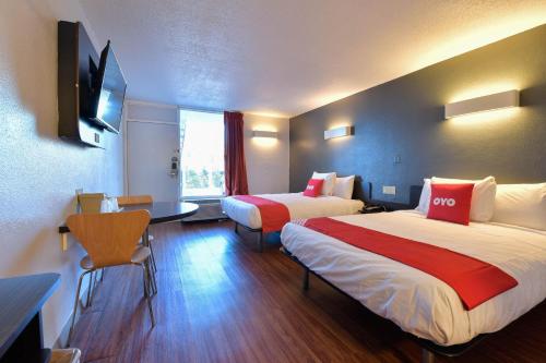 Кровать или кровати в номере Hotel O Valdosta GA I-75 near Mall-University