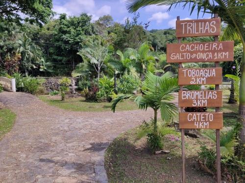 a sign in front of a road at Mata Atlântica Park Hotel in Matinhos