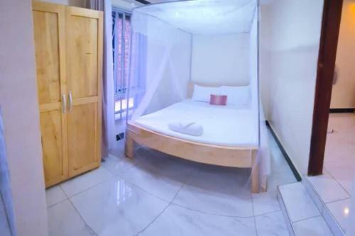 Una cama o camas en una habitación de Nile Retreat - Luxury Villa in Jinja