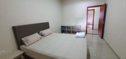 Apartamento perto de tudo no CDE في سيوداد ديل إستي: غرفة نوم بها سرير أبيض كبير في الغرفة