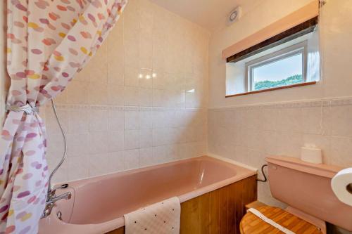 DuloeBramble Cottage - Duloe的带浴缸和水槽的浴室