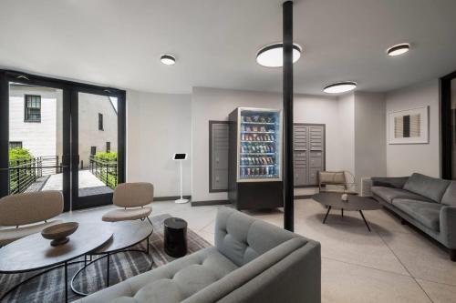 Гостиная зона в Reside Navy Yard, a Wyndham Residence