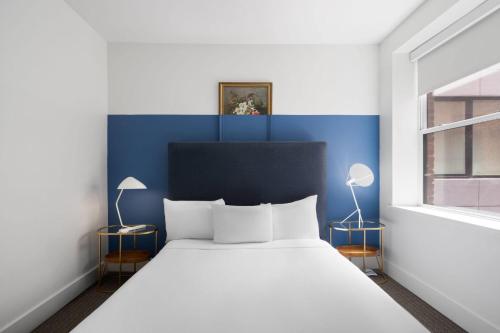 Кровать или кровати в номере Reside Navy Yard, a Wyndham Residence