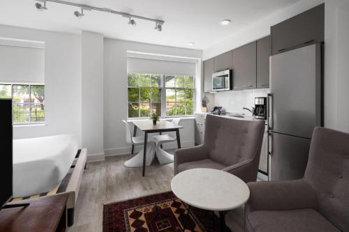 Кухня или мини-кухня в Reside Navy Yard, a Wyndham Residence
