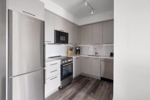 Кухня или мини-кухня в Reside Navy Yard, a Wyndham Residence
