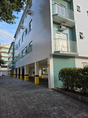ein leerer Parkplatz vor einem Gebäude in der Unterkunft Apto no coração da Praia do Forte em Cabo Frio in Cabo Frio