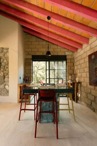 a dining room with a table and some chairs at Armadillo Mágico in Armadillo