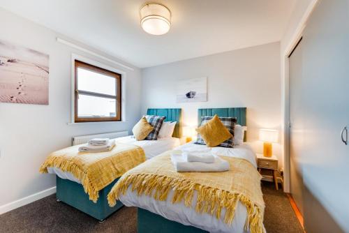 um quarto com duas camas e uma janela em Stepcott Cottage em Braunton