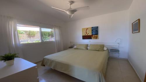 una camera da letto bianca con un letto e una finestra di Casa Blanca - Sunset Villa a Valle Gran Rey