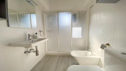 un bagno bianco con un water e un lavandino di Casa Blanca - Sunset Villa a Valle Gran Rey