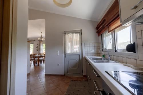 Кухня или мини-кухня в Dream Village - Family Villa Maisonaitte
