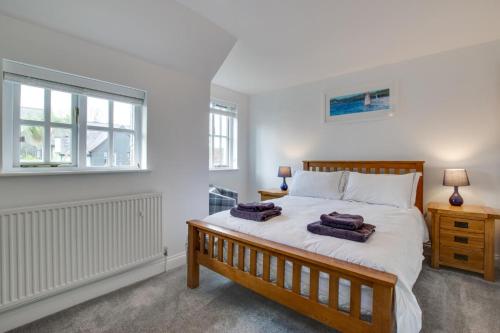 En eller flere senge i et værelse på Little Dolphins