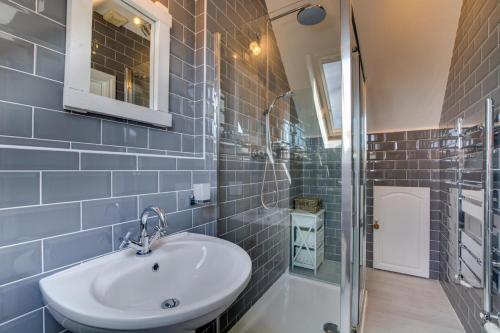 een badkamer met een wastafel en een douche bij 1 Bed in Padstow oc-p00730 in Padstow