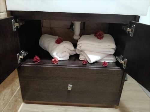 two towels are sitting in a wooden box at Atico de lujo con jacuzzi, piscina y gimnasio cerca de Balneario de Archena in Villanueva de Río Segura