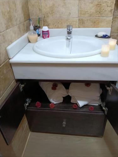 a bathroom with a sink and a box under it at Atico de lujo con jacuzzi, piscina y gimnasio cerca de Balneario de Archena in Villanueva de Río Segura