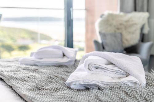 Postel nebo postele na pokoji v ubytování Coastal Suite - W2