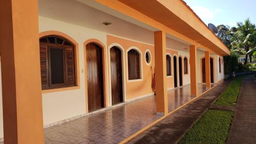 a row of houses with orange and white at Pousada Atelier Aly da Costa in Iguape