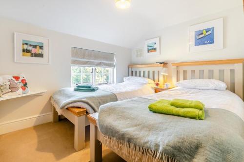 une chambre avec deux lits et une fenêtre dans l'établissement Popigale Cottage, à Helford