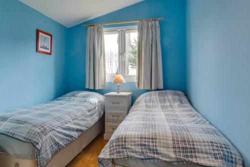 Postel nebo postele na pokoji v ubytování Pine Tree Cabin