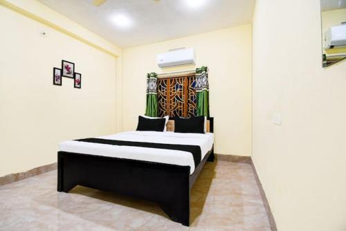 a bedroom with a black and white bed in a room at Highway stay in in Bandha Chhada
